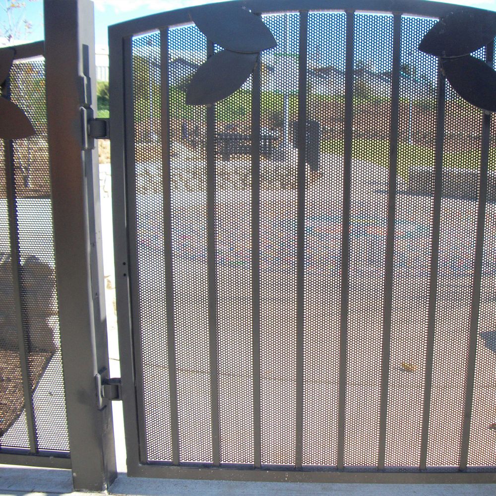 D&D Technologies SureClose SM W Center Mount Hinge Steel 75001114